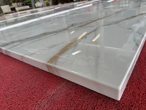 Calacatta Gold Quartz Kitchen Countertop