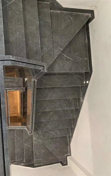 ग्रे संगमरमर की सीढ़ियाँ