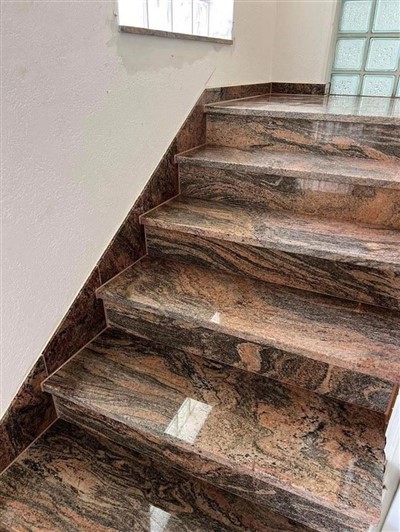 लाल ग्रेनाइट सीढ़ी